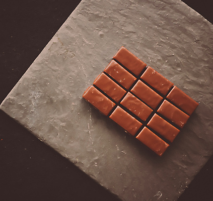 포토 JPG 해외이미지 조각 디저트 사람없음 하이앵글 갈색 초콜릿 돌판 해외포토 음식 뷰포인트 컬러 돌_바위 파일형식