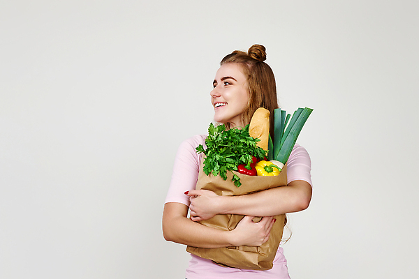 포토 JPG 해외이미지 백인 모델 1 라이프스타일 응시 잡화 여자 행복 종이 음식 백그라운드 다이어트 채소 가방 갈색머리 실내 건강 요리 한명 미소 사람 성인 초록색 쇼핑 샐러드 회색 신선 잡기 상추 고객 유기농 긍정 후추 소매 내추럴 고립 비건 해외202309 해외포토 서양인 헤어스타일 웰빙 시선 감정 컬러 컨셉 모션 표정 내부 생활 향신료 채식주의자 파일형식