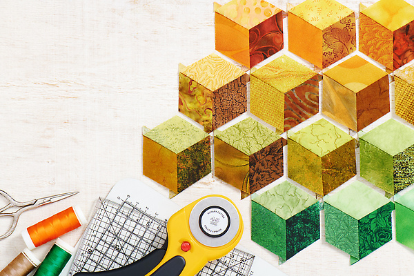 포토 JPG 해외이미지 조각 패턴 장신구 자 취미 사람없음 쌓기 매트 공구 직물 면 칼날 실 바느질 자르기 큐브 오브젝트 질감 회전 다이아몬드 마름모 실타래 커터 퀼트 핸드메이드 해외202309 해외포토 도형 무늬 모션 문구용품 도구 보석 파일형식