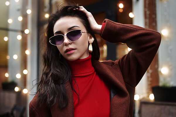 포토 JPG 해외이미지 백인 모델 라이프스타일 응시 여자 행복 얼굴 백그라운드 비즈니스 유리 한명 사람 성인 야외 쇼핑 선글라스 뷰티 유행 세일 검은색 재킷 흰색 잡기 도시 자신감 고급 우아함 스타일 카피스페이스 해외202309 해외포토 서양인 1 시선 감정 안경 컬러 컨셉 모션 재질 생활 신체부위 공백 외투 파일형식