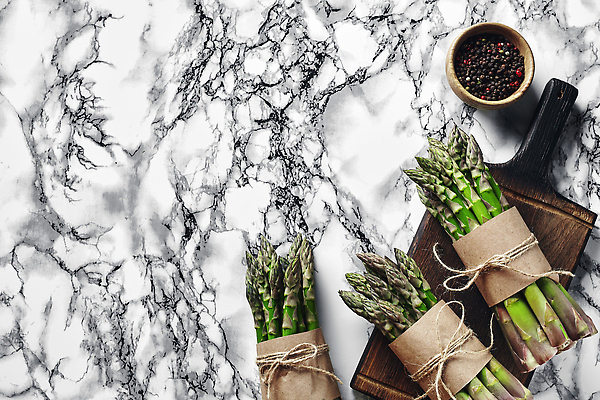 포토 JPG 해외이미지 도마 사람없음 하이앵글 묶기 아스파라거스 대리석 노끈 해외202309 해외포토 줄 뷰포인트 채소 재료 모션 주방용품 파일형식