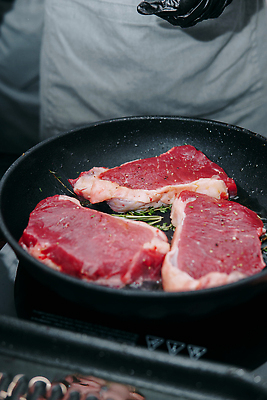 포토 JPG 해외이미지 접시 남자 음식 백그라운드 다이어트 재료 건강 육류 스테이크 요리 사람 이벤트 사람없음 컬러풀 파티 주방 요식업 요리사 식사 저녁식사 카페 소고기 신선 뜨거움 프라이팬 칼 맛 그릴 바비큐 먹기 은박지 준비 유기농 버터 건강식 점심식사 등심 맛있는 해외202309 해외포토 직업 식기 웰빙 산업 컬러 컨셉 식재료 모션 주방용품 서양음식 상점 파일형식