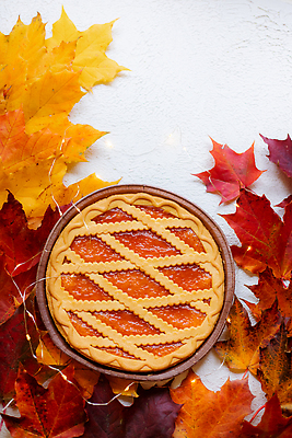 포토 JPG 해외이미지 전통 접시 계절 음식 조각 백그라운드 잎 과일 탁자 호박 휴가 디저트 사람없음 목재 갈색 케이크 주방 축제 식사 빵집 껍질 시골 신선 황금 달콤 맛 사과 설탕 굽기 머리위 추수감사절 스쿼시 항공촬영 시나몬 타르트 페스츄리 핸드메이드 맛있는 해외202309 해외포토 나무 식물 식기 기독교 빵 스포츠 뷰포인트 컬러 가구 컨셉 채소 재료 구기 상점 구이 파이_빵 파일형식