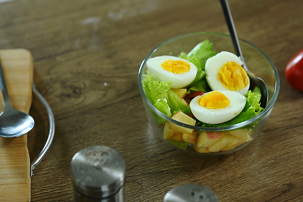 포토 JPG 해외이미지 조각 채소 단면 사람없음 숟가락 샐러드 사과 유리그릇 삶은계란 건강식 식단관리 해외202309 해외포토 그릇 음식 과일 유리 수저 계란 계란요리 파일형식