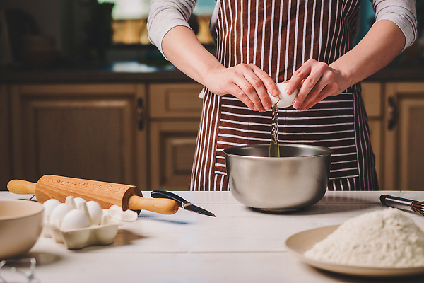 포토 JPG 해외이미지 그릇 여자 요리 한명 성인 계란 밀가루 거품기 밀대 식칼 팔 성인여자한명만 해외202309 해외포토 1 식기 주방용품 사람 신체부위 알 가루 여자한명만 성인여자만 파일형식