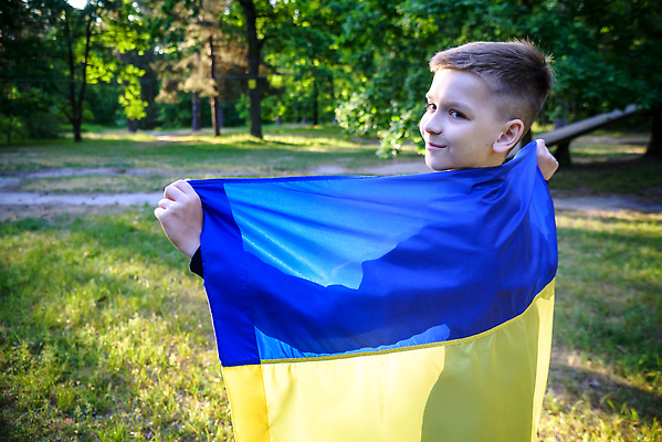 포토 JPG 해외이미지 전통 배너 행복 유럽 문화 물결 어린이 백그라운드 밭 자연 하늘 바람 휴가 한명 소년 야외 파란색 달리기 노란색 평화 일몰 자유 축하 깃발 땅 심볼 전쟁 애국심 독립 무료 우크라이나 전국 필승 헌법 해외202309 해외포토 자연요소 1 남자 감정 나라 컬러 컨셉 농업 모션 날씨 사람 노을 우승 생태계 법 파일형식