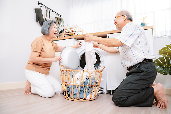 포토 JPG 해외이미지 전신 여자 할아버지 노년 남자 할머니 들기 두명 옆모습 바구니 주방 도움 빨래 무릎꿇기 나무바닥 세탁기 노인만 해외202309 해외포토 뷰포인트 컨셉 가사 모션 바닥 사람 성인 가전제품 성인만 파일형식