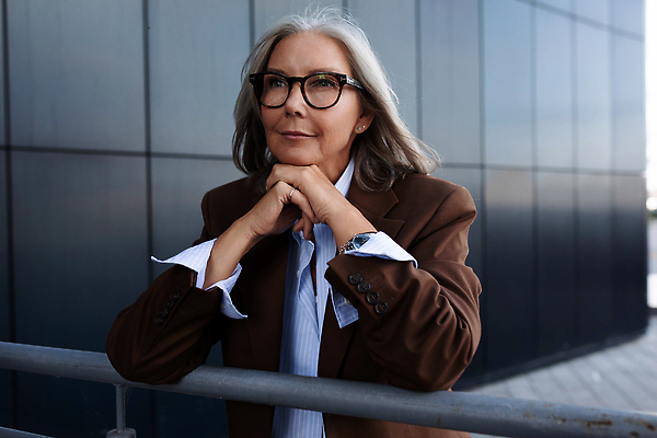 포토 JPG 해외이미지 백인 여자 노년 행복 안경 중년 비즈니스 통신 성공 휴식 거리 한명 미소 성인 야외 사무실 뷰티 걷기 자유 도시 업무 비즈니스우먼 자신감 스마트 동료 바쁨 부름 단절 해외202309 해외포토 서양인 1 잡화 감정 컨셉 관계 모션 표정 사람 작업 직장인 파일형식