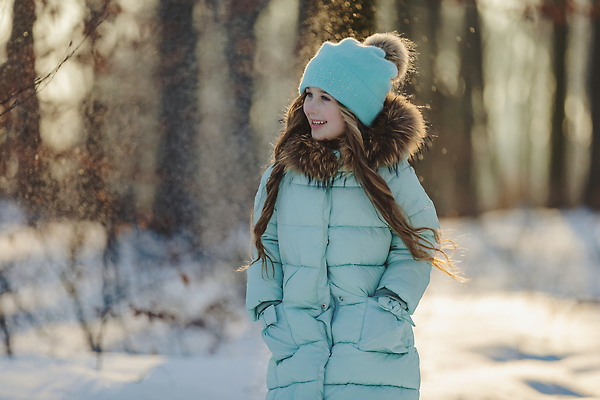 포토 JPG 해외이미지 백인 모자 계절 공원 행복 유럽 얼굴 어린이 여행 크리스마스 겨울 가족 자연 놀이 휴가 스키 새로움 산 털 건강 한명 미소 소녀 장난감 뷰티 낭만 추위 흰색 눈송이 숲 서리 언니 1월 폭설 해외202309 해외포토 서양인 1 잡화 공공시설 여자 기념일 감정 나라 컬러 컨셉 관계 겨울스포츠 눈_날씨 표정 사람 신체부위 날짜 자연재해 생태계 자매 파일형식
