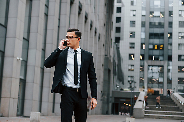 포토 JPG 해외이미지 응시 남자 안경 창문 한명 정장 상반신 성인 앞모습 스마트폰 계단 도시 직장인 비즈니스맨 스마트 통화 스마트워치 성인남자한명만 해외포토 직업 1 시선 잡화 옷 뷰포인트 컨셉 비즈니스 모션 사람 핸드폰 스마트기기 웨어러블 남자한명만 성인남자만 파일형식