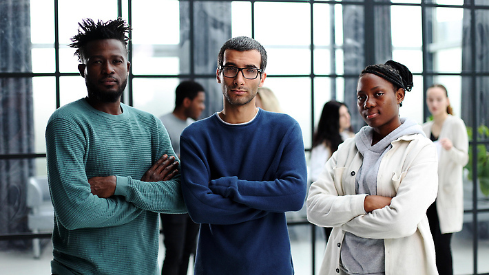 포토 JPG 해외이미지 직업 라이프스타일 행복 흑인 회사 비즈니스 사업가 성공 회의 미래 함께함 서기 미소 웃음 사람 여러명 친구 글로벌 사무실 우정 기쁨 비즈니스맨 비즈니스우먼 그룹 연결 대표 종업원 동료 직원 커뮤니티 다민족 평등 정확 해외202309 해외포토 서양인 여자 남자 감정 다수 컨셉 관계 모션 표정 생활 직장인 파일형식