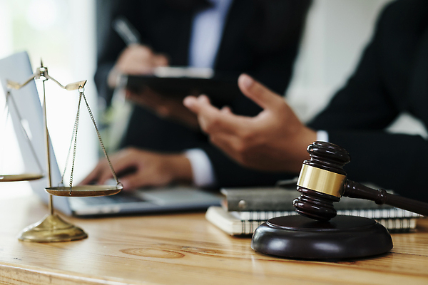 포토 JPG 해외이미지 비즈니스 성공 협상 두명 금융 믿음 거래 비즈니스맨 상담원 토론 배열 계약 문서 투자 법 의사봉 법관 공정 판결 서명 변호사 동의 법정 조언 증명서 해외202309 해외포토 직업 남자 감정 컨셉 사람 경제 직장인 사무원 법률가 파일형식