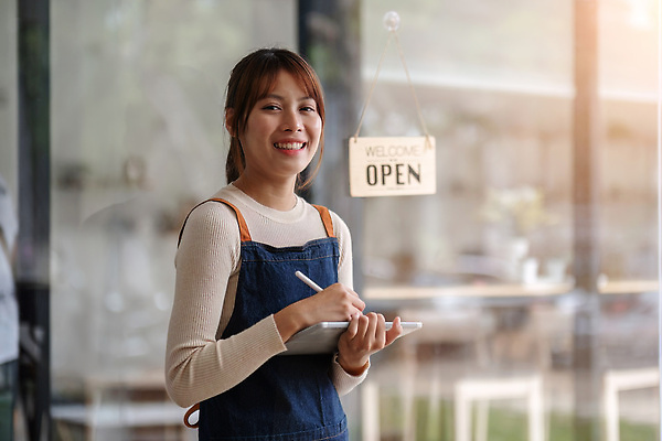 포토 JPG 해외이미지 직업 응시 음료 유니폼 비즈니스 사업가 태국 성공 노동자 한명 서기 사람 동양인 스마트폰 알약 상점 식당 앞치마 잡기 업무 작업 비즈니스우먼 오픈 자신감 작음 종업원 웨이터 계산대 사이버 직원 서비스 경영자 바리스타 소매 온라인 서명 주인 마케팅 카피스페이스 중소기업 해외202309 해외포토 1 시선 옷 여자 감정 아시아 컨셉 회사 모션 인종 핸드폰 스마트기기 약 공백 직장인 크기 리더 파일형식
