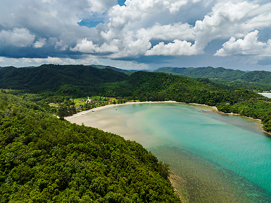 포토 JPG 해외이미지 나무 구름 아시아 모래 파도 바다 섬 여행 자연 하늘 휴가 풍경 사람없음 야외 물 여름 파란색 맑음 만 서핑 열대우림 언덕 휴양지 석호 말레이시아 조감도 터키석 파라다이스 해외202309 해외포토 자연요소 식물 계절 나라 컬러 날씨 장소 수상스포츠 숲 보석 생태계 파일형식