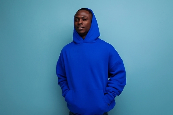 포토 JPG 해외이미지 라이프스타일 남자 행복 감정 얼굴 백그라운드 컨셉 갈색머리 실내 한명 파란색 표현 흥분 긍정 고립 스타일 힙스터 카피스페이스 해외202309 해외포토 1 헤어스타일 패션 컬러 사람 내부 생활 신체부위 공백 파일형식