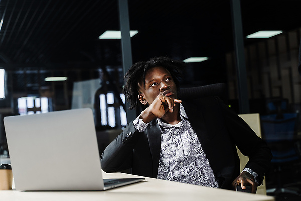 포토 JPG 해외이미지 직업 1 응시 남자 행복 얼굴 셔츠 비즈니스 노동자 직장 한명 미소 사람 앉기 정장 성인 노트북 컴퓨터 사무실 검은색 표현 업무 비즈니스맨 자신감 스마트 흥분 경영자 멀리 온라인 변호사 소통 경영 정중 해외202309 해외포토 시선 옷 감정 컬러 컨셉 상의 회사 모션 표정 신체부위 전자제품 작업 직장인 리더 파일형식