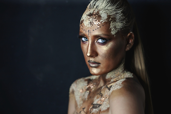 포토 JPG 해외이미지 모델 헤어스타일 응시 여자 얼굴 창조 미술 한명 사람 성인 뷰티 유행 축제 페인트 무대 화려 황금 우아함 공상 선사시대 바디페인팅 스타일 해외202309 해외포토 1 시선 컨셉 문화예술 신체부위 역사 파일형식