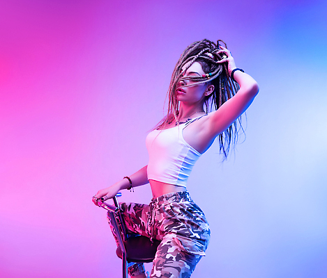 포토 JPG 해외이미지 1 라이프스타일 헤어스타일 디자인 여자 감정 문화 실내 한명 웃음 청춘 뷰티 파티 유행 상점 자유 파마 시원함 긍정 네온 돌봄 엮은 히피 장식술 스타일 해외202309 해외포토 컨셉 모션 표정 사람 이벤트 내부 생활 장식 파일형식