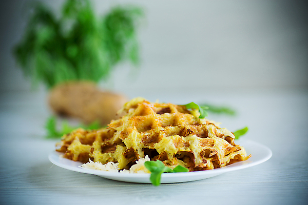 포토 JPG 해외이미지 접시 감자 사람없음 나무바닥 와플 해외202309 해외포토 식기 채소 디저트 바닥 파일형식