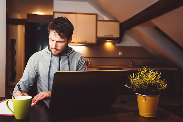 포토 JPG 해외이미지 백인 학생 라이프스타일 응시 남자 행복 안경 커피 백그라운드 인터넷 비즈니스 통신 탁자 아침 새로움 수염 거리 주택 한명 사람 앉기 성인 책 노트북 빛 학습 컴퓨터 사무실 스크린 공책 흰색 타이핑 업무 비즈니스맨 책상 온라인 해외202309 해외포토 주간 서양인 1 시선 잡화 교육 감정 음료 컬러 가구 컨셉 모션 문구용품 건물 생활 전자제품 작업 직장인 파일형식