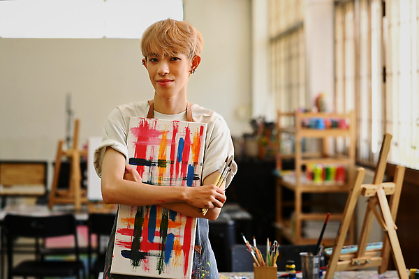 포토 JPG 해외이미지 응시 남자 안기 붓터치 미술 한명 동양인 상반신 성인 붓 그리기 작업실 이젤 그림 작품 캔버스 성인남자한명만 해외202309 해외포토 1 시선 모션 문화예술 사람 인종 미술도구 남자한명만 성인남자만 파일형식