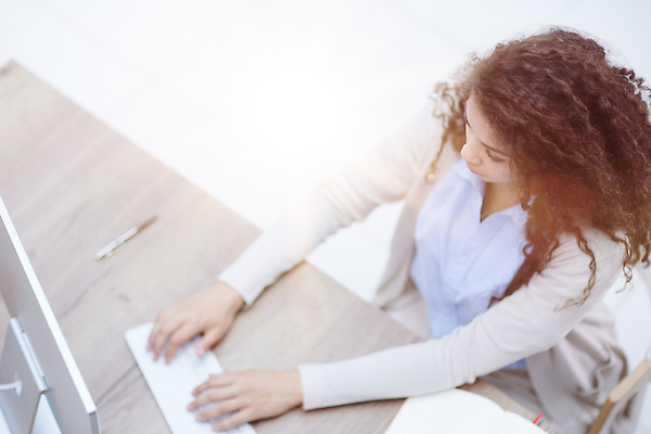 포토 JPG 해외이미지 직업 여자 생각 비즈니스 사업가 통신 실내 한명 사람 앉기 노트북 스마트폰 컴퓨터 사무실 일본 방 키보드 잡기 작업 비즈니스우먼 연결 집중 책상 전자 부름 비서 질서 온라인 블로거 정중 프리랜서 혼자 중소기업 해외202309 해외포토 1 아시아 가구 컨셉 회사 모션 내부 전자제품 핸드폰 스마트기기 예절 직장인 파일형식