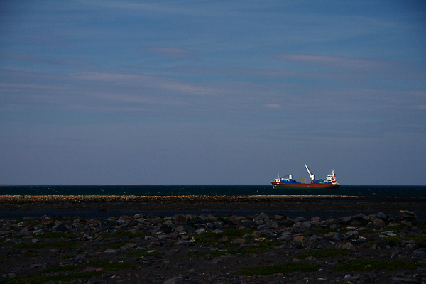 포토 JPG 해외이미지 산업 호수 바다 여행 캐나다 교통시설 자연 하늘 풍경 해변 사람없음 야외 빨간색 물 파란색 빛 햇빛 환경 흰색 만 보트 휘발유 북극 암초 연료 커뮤니티 디젤 유조선 주입구 허드슨강 해외202309 해외포토 자연요소 컬러 교통 북아메리카 배_교통 강 태양 미국 석유 극지방 시설 생태계 파일형식