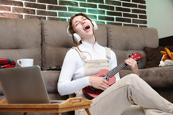 포토 JPG 해외이미지 백인 학생 라이프스타일 여자 행복 악기 음악 인터넷 노래 놀이 주택 실내 한명 미소 사람 노트북 학습 컴퓨터 헤드폰 공책 소리 음악가 방 기구 무선전화기 연습 바쁨 온라인 블로거 프리랜서 해외202309 해외포토 서양인 직업 1 교육 감정 음향기기 문화예술 문구용품 표정 내부 건물 생활 전자제품 전화기 파일형식