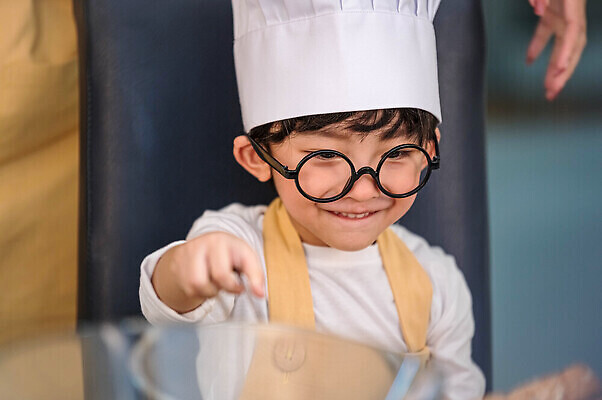 포토 JPG 해외이미지 직업 1 행복 안경 얼굴 어린이 음식 백그라운드 유니폼 다이어트 비즈니스 가족 요리 한명 웃음 사람 동양인 소년 주방 식당 요리사 식사 저녁식사 앞치마 표현 레인지 업무 먹기 메뉴 준비 레시피 해외202309 해외포토 잡화 옷 남자 감정 관계 모션 표정 건강 인종 신체부위 상점 가전제품 작업 파일형식