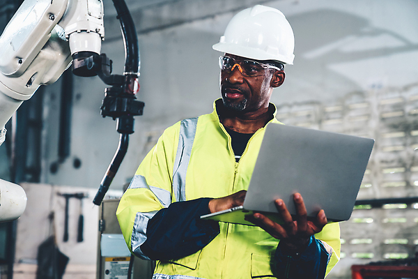 포토 JPG 해외이미지 응시 남자 산업 공장 노동자 고글 작업복 한명 들기 상반신 성인 노트북 기계 과학기술 작업 엔지니어 안전모 프로그래밍 성인남자한명만 해외202309 해외포토 직업 1 시선 옷 공업 모션 기술 사람 전자제품 기술자 헬멧 안전장비 개발 남자한명만 성인남자만 파일형식