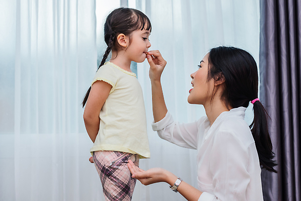 포토 JPG 해외이미지 백인 라이프스타일 손 여자 딸 행복 어린이 음식 가족 놀이 엄마 주택 감자 건강 사랑 한명 사람 동양인 성인 뷰티 주방 교사 아기 정크푸드 먹이 먹기 배고픔 점심식사 돌봄 해외202309 해외포토 서양인 직업 1 감정 채소 관계 모션 인종 건물 생활 신체부위 식사 파일형식