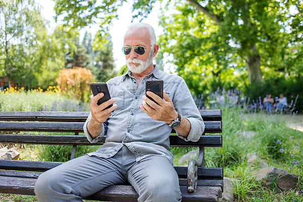 포토 JPG 해외이미지 라이프스타일 남자 행복 컨셉 2 인터넷 통신 모바일 수염 세포 한명 미소 사람 성인 스마트폰 핸드폰 장비 정보 비교 선택 질문 은퇴 스마트 분석 체크표시 확인 긍정 소매 옛날 해외202309 해외포토 1 감정 표정 생활 전자제품 스마트기기 파일형식
