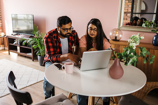포토 JPG 해외이미지 커플 종이 돈 2 가정 가족 관계 남편 스트레스 아파트 주택 함께함 실내 사람 두명 금융 경제 노트북 컴퓨터 계산기 아내 계산 인도인 고민 결제 문제 영수증 회계 계산서 대출 빚 세금 예산 위기 해외202309 해외포토 외국인 감정 컨셉 문구용품 동양인 내부 건물 전자제품 장비 재산 파일형식