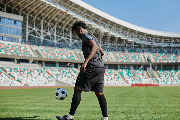 포토 JPG 해외이미지 백인 직업 라이프스타일 남자 문화 스포츠 포즈 흑인 백그라운드 유니폼 밭 공 관계 놀이 하늘 성공 건강 한명 사람 이벤트 성인 빛 점프 축구 힘 경기장 도전 게임 우승 헬멧 결심 근육질 골 운동가 플레이어 유일 해외202309 해외포토 서양인 1 옷 컨셉 농업 스포츠시설 모션 근육 생활 구기 최고 보호장비 몸매 파일형식