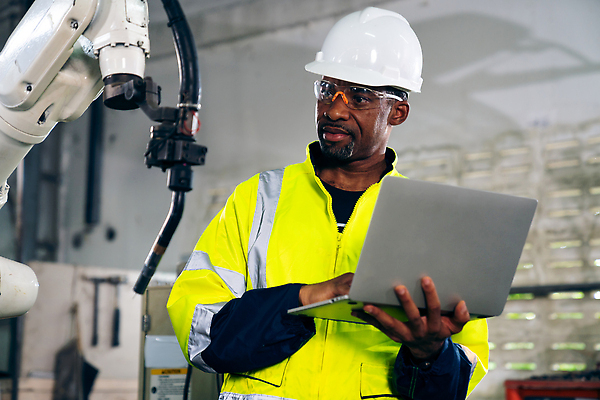 포토 JPG 해외이미지 응시 남자 산업 공장 노동자 고글 작업복 한명 들기 상반신 성인 노트북 기계 과학기술 작업 엔지니어 안전모 프로그래밍 성인남자한명만 해외202309 해외포토 직업 1 시선 옷 공업 모션 기술 사람 전자제품 기술자 헬멧 안전장비 개발 남자한명만 성인남자만 파일형식