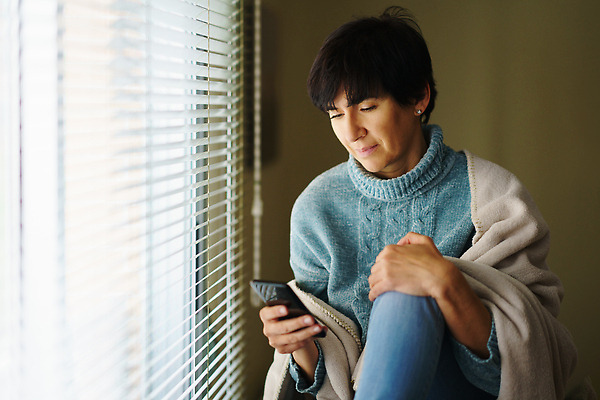 포토 JPG 해외이미지 백인 라이프스타일 응시 여자 여유 40대 중년 50대 백그라운드 인터넷 창문 휴식 주택 갈색머리 실내 한명 미소 사람 성인 내부 스마트폰 핸드폰 뷰티 흰색 잡기 메시지 이메일 중앙 스웨터 스마트 싱글 상담 혼자 셀룰러 안락 해외202309 해외포토 서양인 1 헤어스타일 시선 감정 컬러 컨셉 상의 모션 표정 건물 생활 전자제품 스마트기기 파일형식