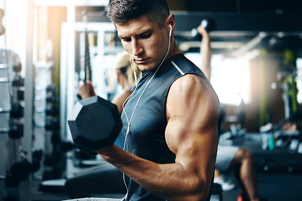 포토 JPG 해외이미지 남자 이어폰 근육 한명 들기 상반신 성인 옆모습 운동 아령 헬스장 자신감 성인남자한명만 해외202309 해외포토 1 감정 뷰포인트 음향기기 모션 건강 사람 헬스 남자한명만 성인남자만 파일형식