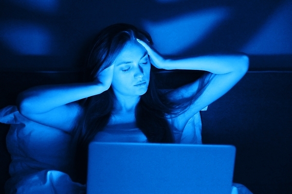 포토 JPG 해외이미지 백인 1 학생 응시 여자 감정 인터넷 통신 스트레스 주택 실내 관리 한명 사람 앉기 10대 노트북 컴퓨터 머리 방 정보 침대 잡기 업무 네트워크 뉴스 바이러스 야간 저녁 읽기 손목시계 두통 충격 온라인 나쁜 소셜 소셜미디어 우울증 전염병 채팅 코로나바이러스 해외202309 해외포토 자연요소 서양인 시선 시계 가구 장신구 모션 청소년 내부 건물 신체부위 전자제품 작업 질병 파일형식