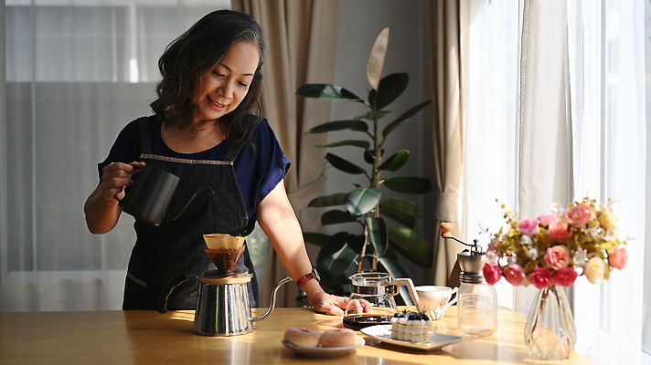 포토 JPG 해외이미지 접시 여자 노년 꽃 할머니 화초 주전자 한명 서기 상반신 취미 앞모습 케이크 꽃병 기쁨 커튼 도넛 그라인더 드립커피 노인여자한명만 해외202309 해외포토 식물 1 식기 감정 커피 뷰포인트 모션 주방용품 디저트 사람 성인 커피용품 여자한명만 노인여자만 파일형식