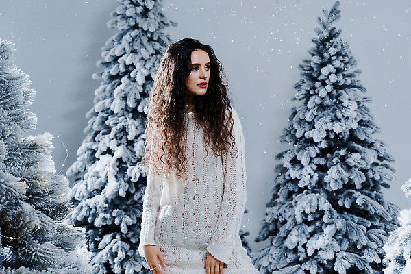 포토 JPG 해외이미지 나무 응시 여자 겨울 새해 한명 상반신 성인 옆모습 추위 눈 파마 우아함 니트 성인여자한명만 해외202309 해외포토 자연요소 식물 1 헤어스타일 시선 계절 뷰포인트 컨셉 상의 날씨 사람 여자한명만 성인여자만 파일형식