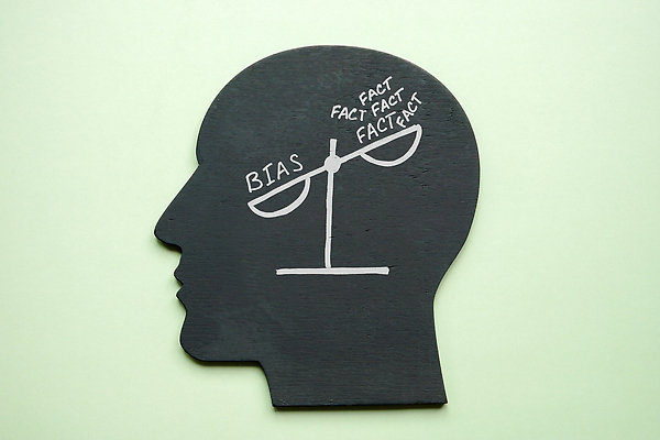 포토 JPG 해외이미지 컨셉 저울 사람없음 믿음 비교 선택 옵션 법 증거 규칙 의견 거짓 경영 사실 소셜 평등 해외202309 해외포토 감정 비즈니스 파일형식