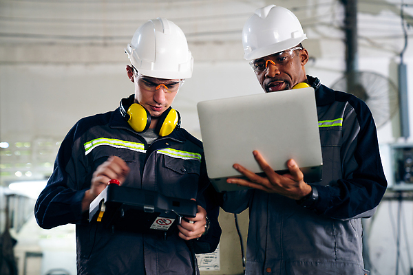 포토 JPG 해외이미지 남자 산업 공장 노동자 고글 작업복 들기 상반신 성인 두명 노트북 헤드셋 기계 과학기술 작업 엔지니어 안전모 컨트롤 성인남자만 해외202309 해외포토 직업 옷 음향기기 공업 모션 기술 사람 전자제품 헤드폰 기술자 헬멧 안전장비 남자만 성인만 파일형식