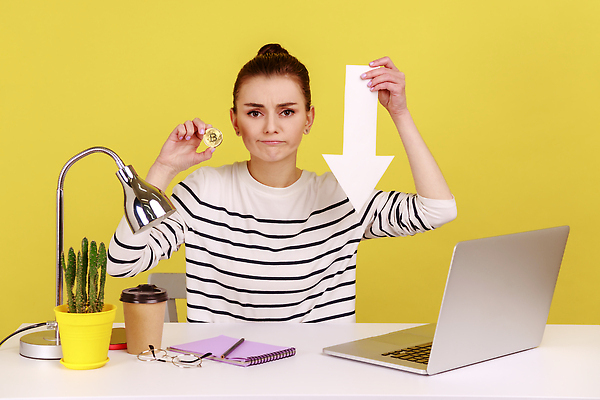 포토 JPG 해외이미지 여자 화살표 화분 안경 모션 선인장 한명 들기 상반신 성인 앞모습 노트북 스탠드 찡그림 주식 하락 책상 스프링노트 테이크아웃컵 성인여자한명만 가상화폐 해외202309 해외포토 식물 1 잡화 뷰포인트 가구 컨셉 돈 조명 표정 사람 컵 금융 전자제품 공책 여자한명만 성인여자만 파일형식