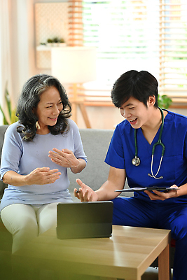 포토 JPG 해외이미지 여자 노년 남자 청진기 웃음 들기 앉기 동양인 손짓 상반신 성인 두명 소파 태블릿 진료 의사 서류판 해외포토 의자 의학 의료기기 모션 표정 사람 인종 전자제품 스마트기기 사무용품 의료진 파일형식