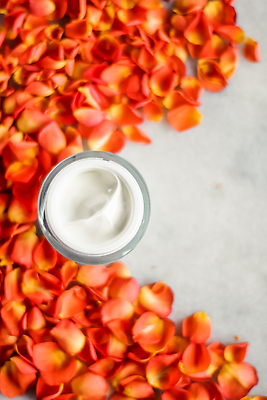 포토 JPG 해외이미지 꽃잎 사람없음 하이앵글 주황색 고급 피부관리 스킨케어 기초화장품 수분크림 해외202309 해외포토 꽃 뷰포인트 컬러 컨셉 뷰티 화장품 파일형식