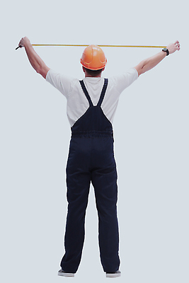 포토 JPG 해외이미지 전신 직업 라이프스타일 손 남자 백그라운드 컨셉 노동자 거리 광고판 줄자 한명 서기 사람 장비 흰색 기구 도구 공구 잡기 업무 기술자 엔지니어 수리 감독 헬멧 종업원 스마트 측정 서비스 테이프 치수 계량기 계약자 고립 설치 해외202309 해외포토 1 컬러 모션 문구용품 알림판 자 생활 신체부위 작업 보호장비 계약 판 파일형식