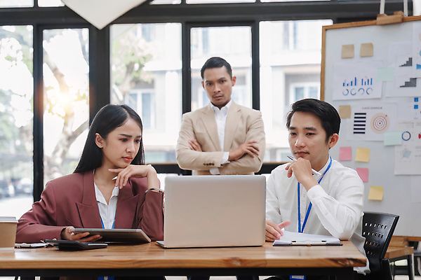 포토 JPG 해외이미지 여자 남자 회사 협력 스트레스 동양인 상반신 성인 앞모습 세명 노트북 태블릿 사무실 팔짱 턱괴기 업무 비즈니스맨 비즈니스우먼 성인만 해외202309 해외포토 뷰포인트 비즈니스 모션 사람 인종 전자제품 스마트기기 작업 직장인 파일형식