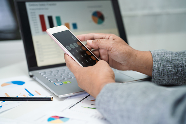 포토 JPG 해외이미지 손 종이 돈 비즈니스 통계 성공 그래프 직장 사람 동양인 사람없음 금융 경제 노트북 컴퓨터 사무실 자료 계산기 성장 업무 작업 비즈니스맨 시장 토론 책상 분석 보고서 상담 문서 투자 바쁨 회계 경영 계좌 마케팅 분석가 세금 수입 예산 회계사 해외202309 해외포토 직업 남자 가구 컨셉 회사 문구용품 인종 신체부위 전자제품 장비 직장인 재산 파일형식