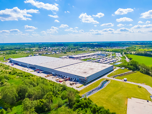 포토 JPG 해외이미지 산업 도로 여행 컨셉 밭 비즈니스 교통시설 자동차 안테나 사람없음 컬러풀 일몰 운전 트럭 화물 도시 고속도로 역 상품 정상 컨테이너 창고 상업 수납 짐차 무거움 트레일러 물류 항공촬영 드론 분배 터미널 공급 많음 해외202309 해외포토 길 육상교통 뷰포인트 컬러 교통 농업 통신 모션 노을 운송업 무게 시설 파일형식