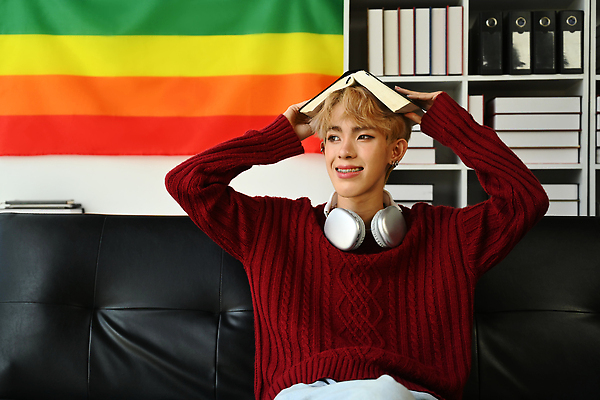 포토 JPG 해외이미지 남자 무지개 책장 한명 동양인 상반신 성인 책 독서 헤드셋 성인남자한명만 성소수자 해외202309 해외포토 자연요소 1 음향기기 가구 사람 인종 헤드폰 남자한명만 성인남자만 파일형식